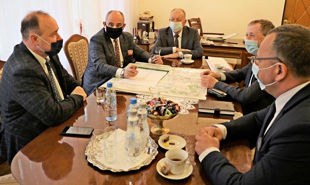 Do spotkania w tej sprawie doszło 13 kwietnia br. w Starostwie Powiatowym w Przemyślu. Starosta Jan Pączek zaprosił na nie dyrektora Zarządu Dróg Powiatowych w Przemyślu Janusza Hołyszkę, wójta gminy Orły Bogusława Słabickiego, wójta gminy Stubno Ryszarda Adamskiego oraz wójta gminy Żurawica Tomasza