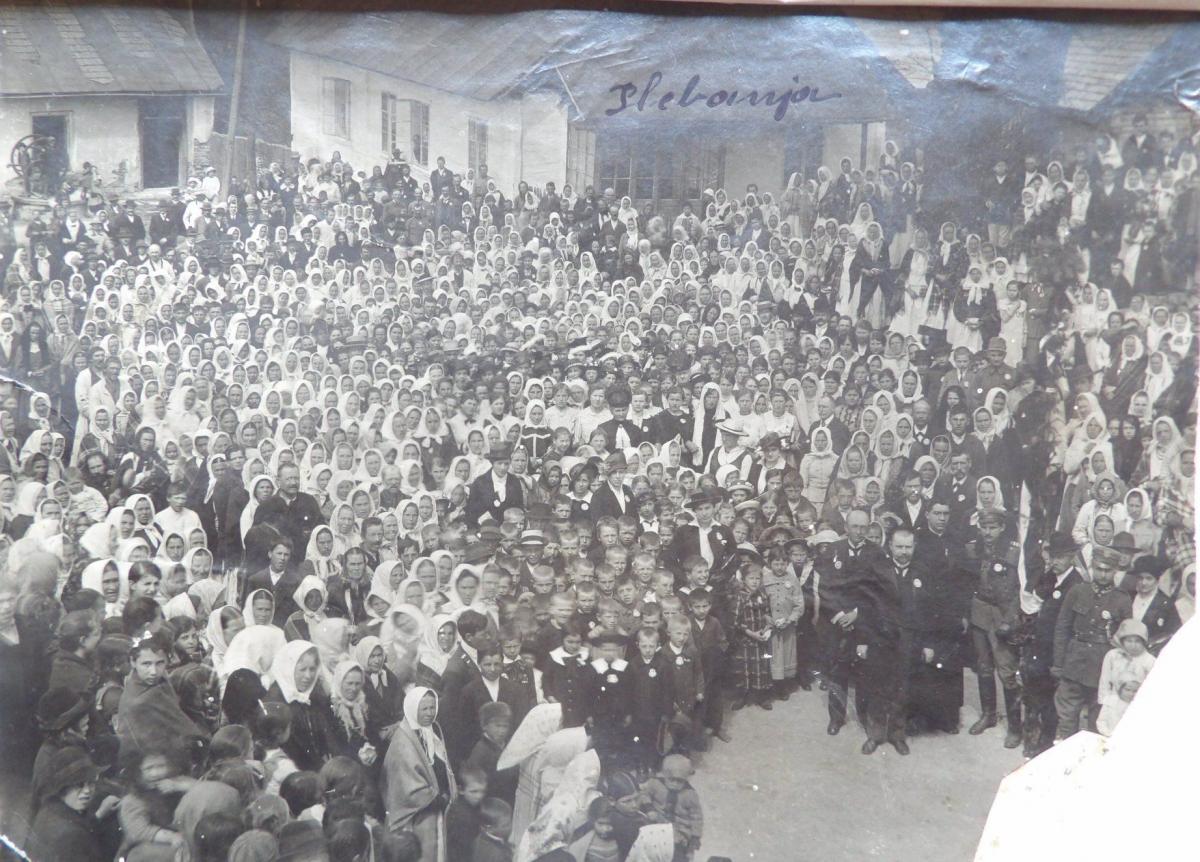 Na zdjęciu pod birczańskim dębem parafianie kościoła rzymskokatolickiego w Birczy podczas uroczystości święta 3 Maja w 1917 roku. Na pierwszym planie ksiądz wikary Władysław Opaliński, po lewej jego stronie Stanisław Szuber – sekretarz gminny, następnie po lewej Stanisław Rutkowski – sędzia powiatow