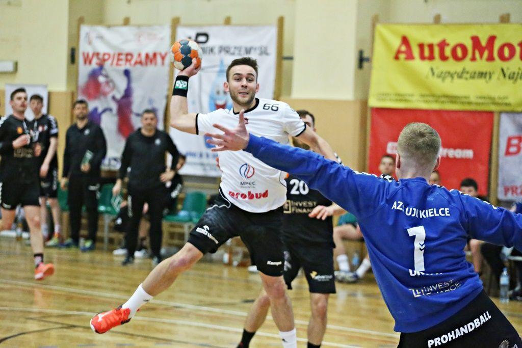 Tomasz Kulka w meczu z AZS UJK Kielce zdobył 5 bramek.<br/>fot.Kamil Krukiewicz