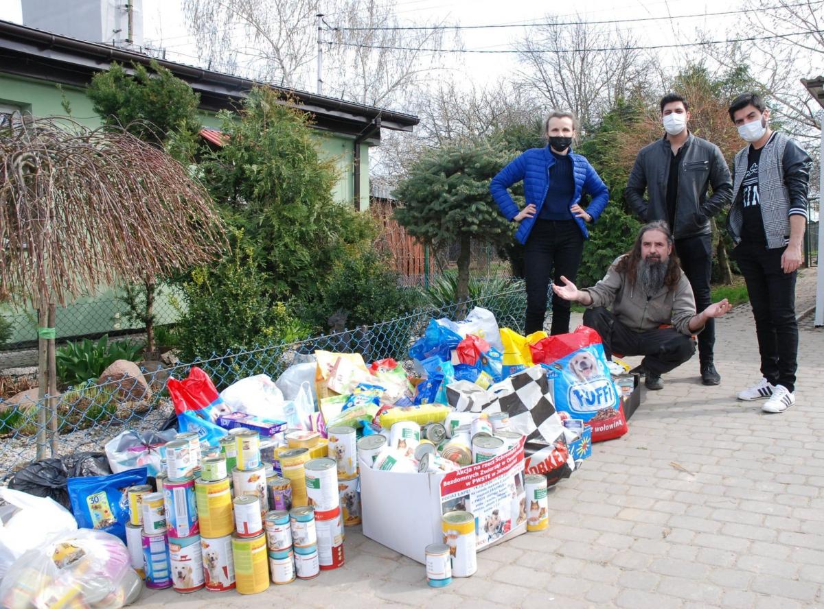 Akcja podzielona była na kilka etapów, które przełożyły się na kilkakrotne wizyty w schronisku. 11 stycznia, 5 marca i 12 kwietnia br. do Orzechowiec trafiły m.in. kilogramy karmy dla zwierząt.<br/>fot.PWSTE w Jarosławiu