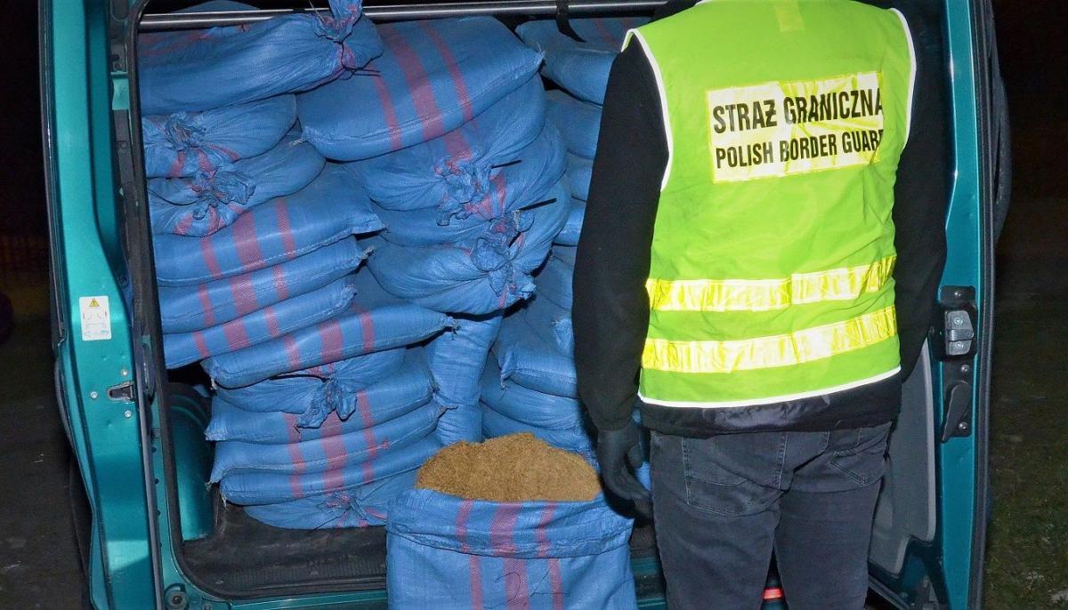 Wnętrze busa było wypełnione workami z krajanką tytoniową.


<br/>fot.serwis BiOSG