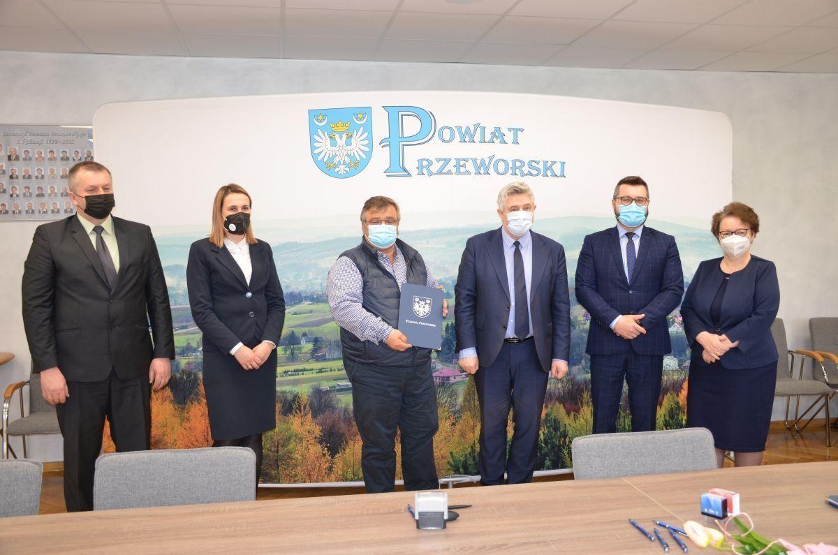8 kwietnia br. w budynku przeworskiego starostwa umowę na budowę boiska wielofunkcyjnego przy ZSZ w Przeworsku parafowali starosta Bogusław Urban, wicestarosta Jacek Kierepka przy kontrasygnacie skarbnik Anny Kowal oraz wykonawca inwestycji Arkadiusz Gagat, właściciel przeworskiej firmy,,Solo”. W sp
