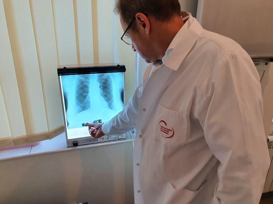 – Skończmy z bezzasadnymi procedurami, które – jak widać – ograniczają prawa pacjentowi. Zgadzam się z twierdzeniem, że amantadyna nie jest lekiem na wszystko – stwierdził pulmonolog z Przemyśla lek. Włodzimierz Bodnar, szef Przychodni Lekarskiej „Optima”.<br/>fot.Przychodnia Optima Przemyśl