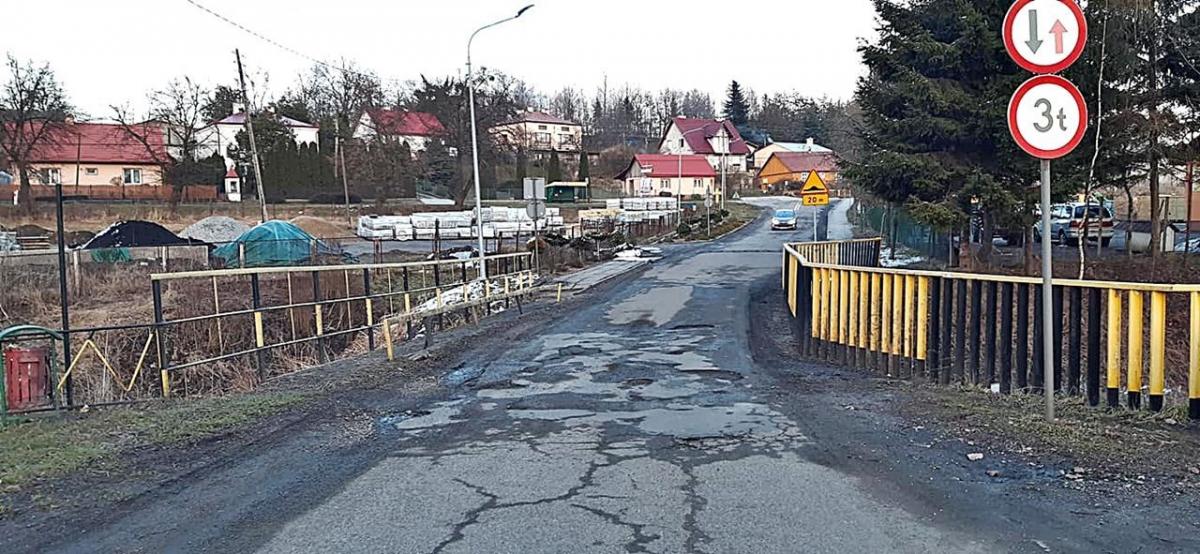 Stary, będący w złym stanie technicznym most przy ul. Wyszyńskiego zastąpiony zostanie rurowym przepustem o nośności około 30 ton. Spokojnie będzie można nim przejeżdżać i przewozić różne materiały ciężkimi samochodami.<br/>fot.Mariusz Godos