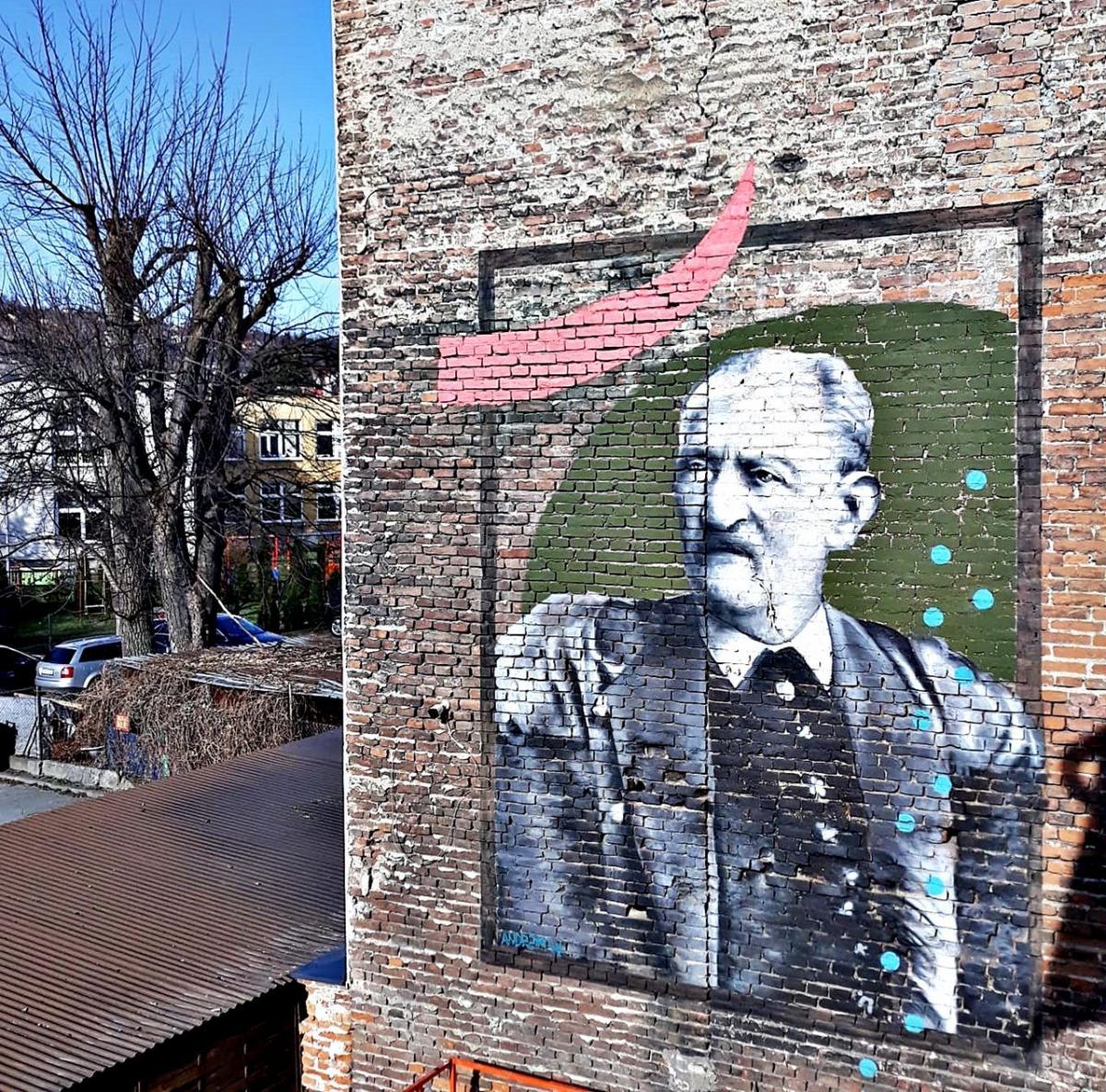 Mural z podobizną burmistrza Aleksandra Dworskiego powstał na jednej ze ścian kamienic ulicy nazwanej jego imieniem.<br/>fot.ze zbiorów własnych