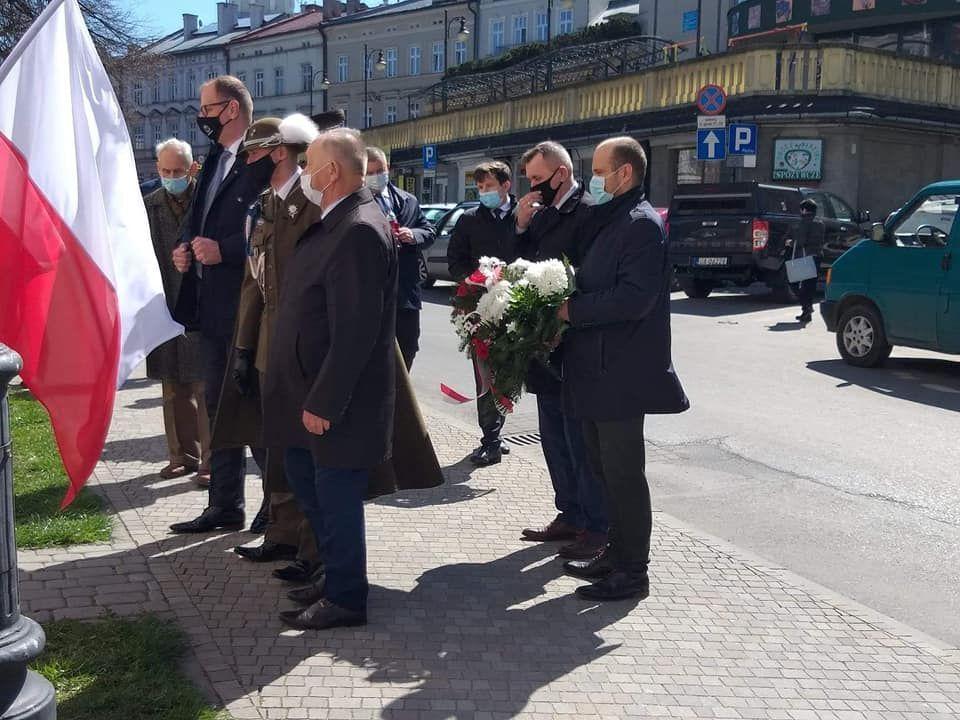 Tym razem, na szczęście, nie było żadnych podziałów czy kilku spotkań pod miejscami upamiętnień. W jednym szeregu, oddając hołd pomordowanym przed 81 laty i tym, którzy zginęli w największej katastrofie w powojennej historii Polski, stanęli m.in.: kombatanci, przedstawiciele władz wojewódzkich i sam