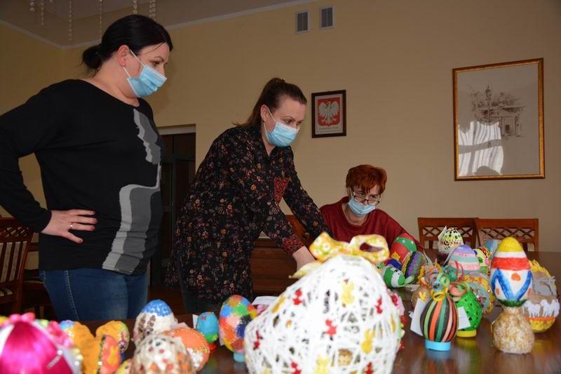Konkursowe jury – Wioletta Szewc, Monika Jurkiewicz i Elżbieta Jagusztyn – miało pełne ręce roboty. Wpłynęło prawie 70 konkursowych prac, a każda zachwycała pomysłowością i techniką wykonania. <br/>fot.CKiS Sieniawa