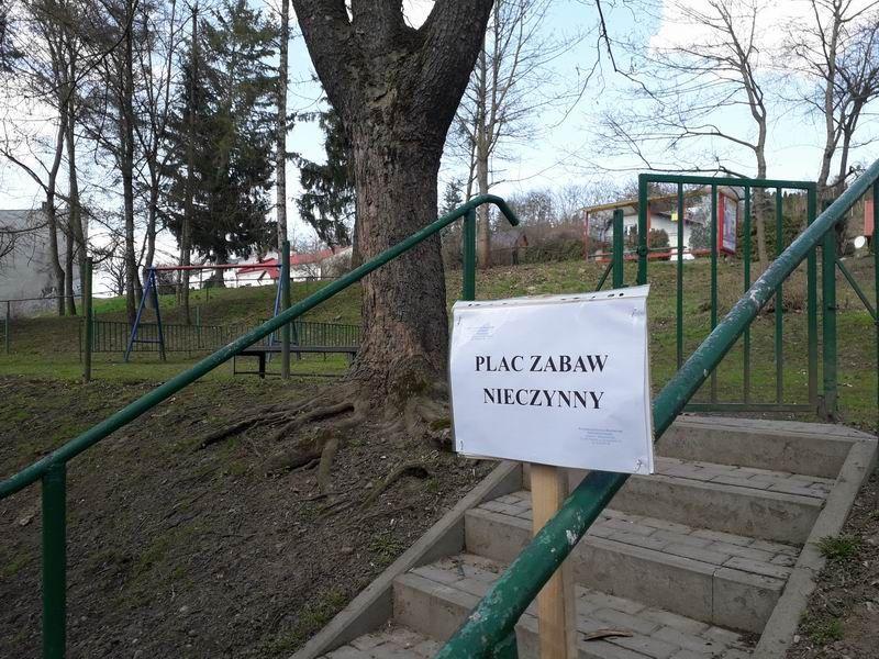 Na razie jeden z placów zabaw na osiedlu Kmiecie ze względów bezpieczeństwa został wyłączony z użytkowania. Nie ma jednak planów, by powstało w tym miejscu coś innego. Władze PSM podkreślają, że jeśli znajdą się fundusze, być może zakupione zostaną nowe sprzęty, ale nie stanie się to w tym roku. Dec