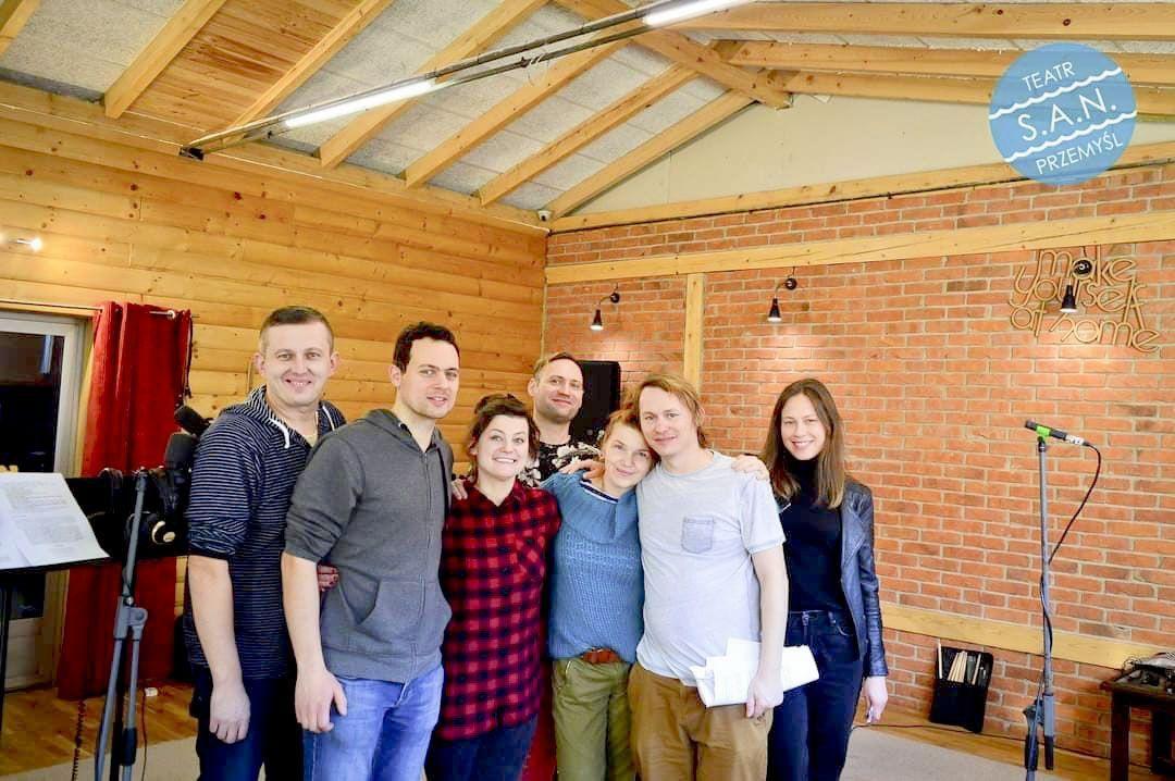 Projekt powstał przy współpracy aktorów zawodowych, amatorów oraz sympatyków teatru. Pierwszy z lewej twórca tekstu Rafał Paśko.
