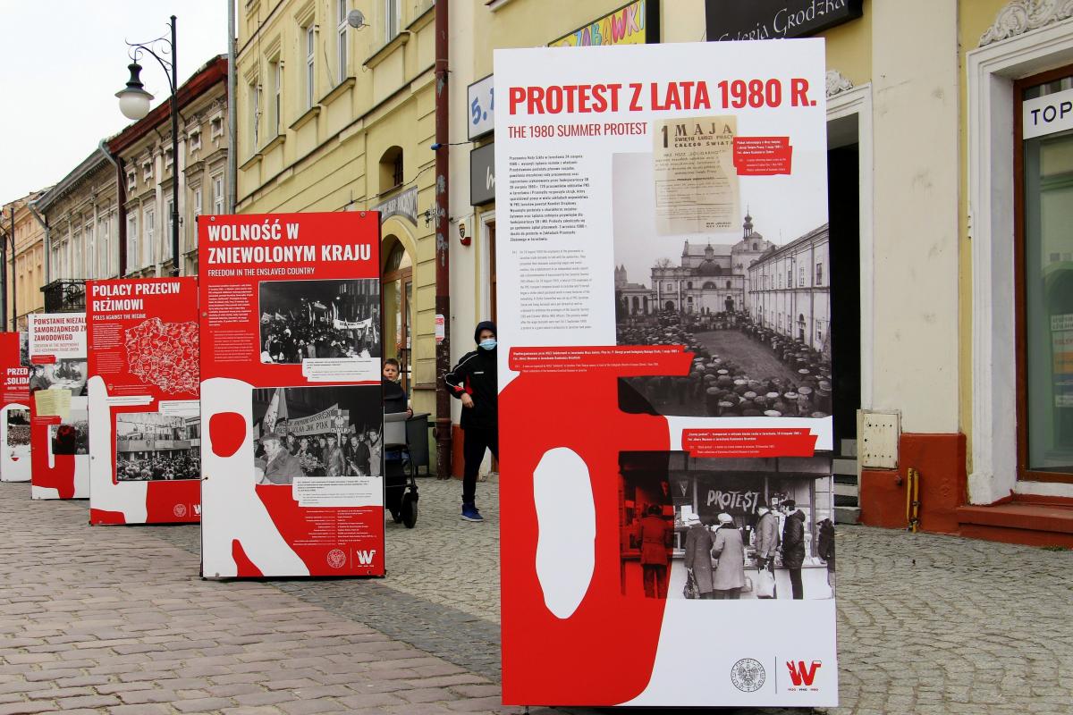 Jako pierwsi wystawę w Jarosławiu oglądali przedstawiciele władz samorządowych, związkowych oraz delegaci IPN i jarosławskiego muzeum.<br/>fot.UM Jarosław
