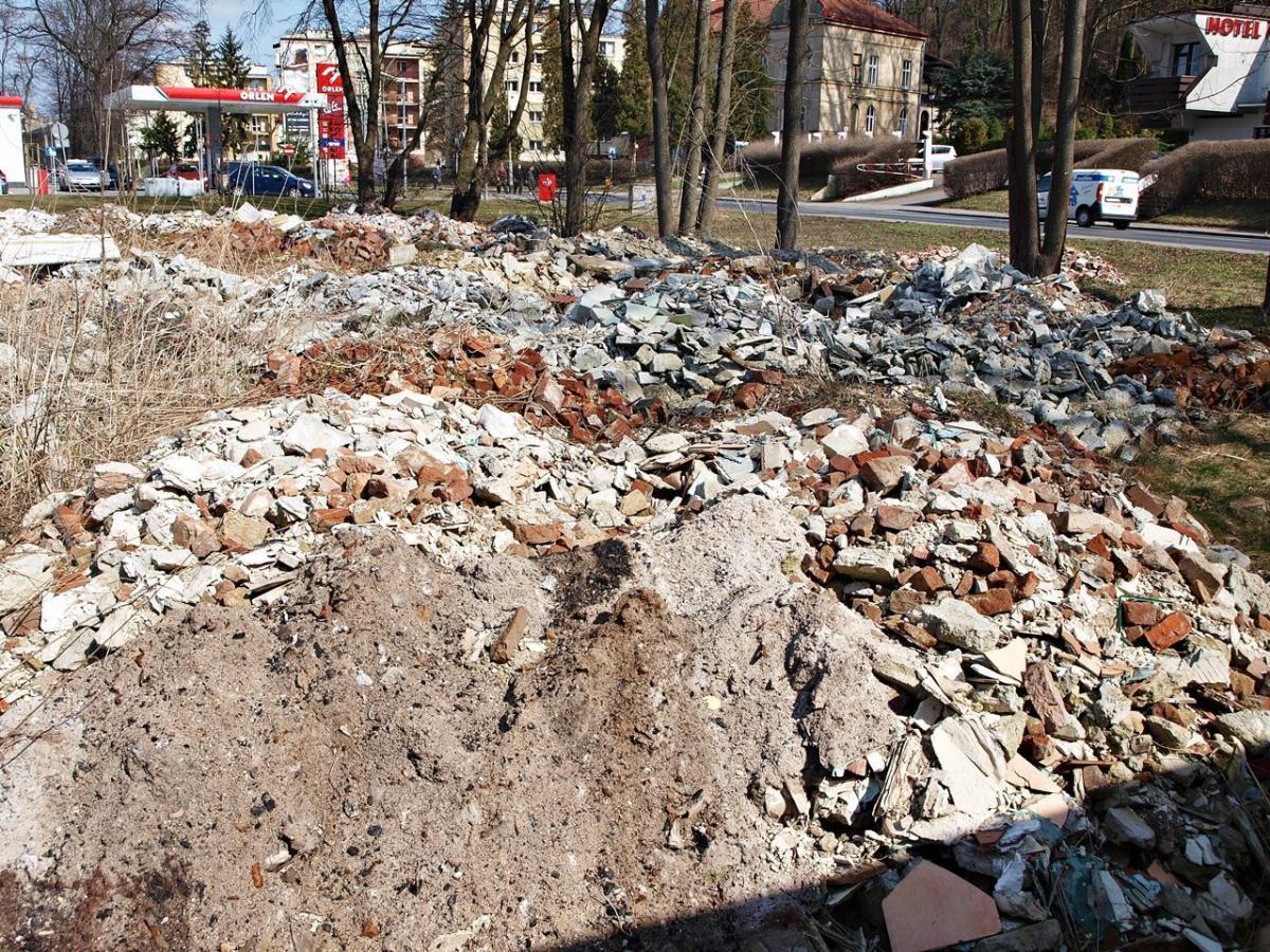 Gruz przy ulicy Sanockiej, między stacją paliw Orlen a lodowiskiem. Wygląda to nieestetycznie, ale właściciel, zwożąc i przetrzymując go tam, nie łamie przepisów.<br/>fot.Mariusz Godos