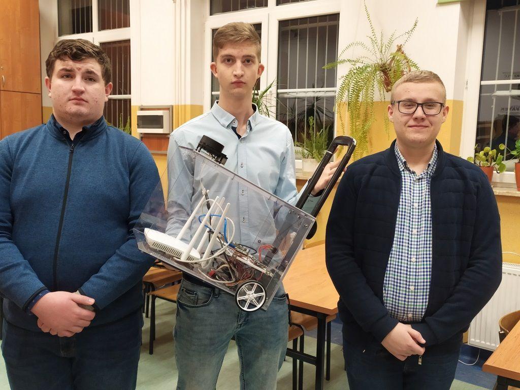 Pierwsze miejsce w kategorii projekt autorski zajął „Autonomiczny pies przewodnik”. Autorami projektu byli Łukasz Pytlowany i Mateusz Żuk (uczniowie kształcący się w zawodzie technik elektronik).<br/>fot.archwium ZSTiO Jarosław