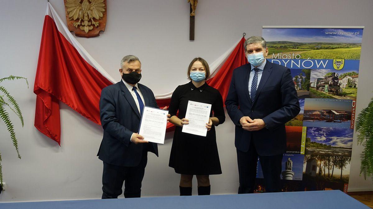 Podpisy pod umową o dofinansowaniu projektu rozbudowy kanalizacji w Dynowie ze strony miasta Dynów złożyli burmistrz Zygmunt Frańczak i skarbnik gminy Renata Potoczna, ze strony samorządu województwa członek zarządu Stanisław Kruczek.<br/>fot.Biuro Prasowe UMWP  