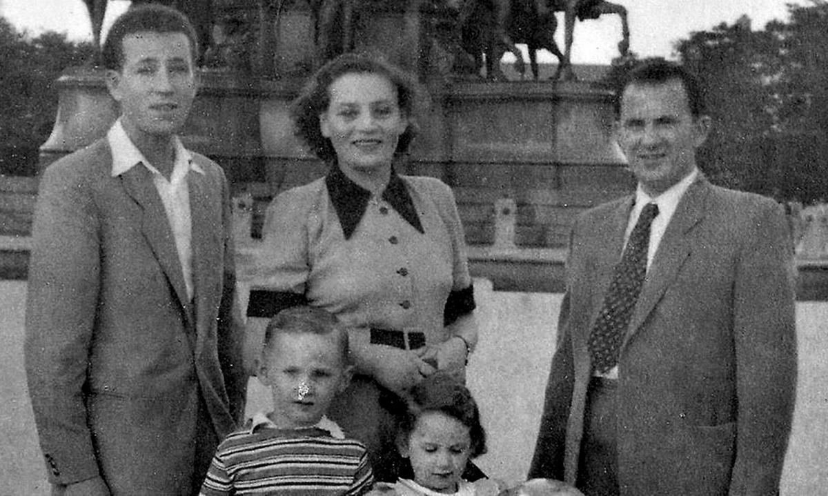 Zdjęcie zrobione w Wiedniu. Od lewej: brat Renee Sol, Riszkowie oraz ich dzieci George i Eva.