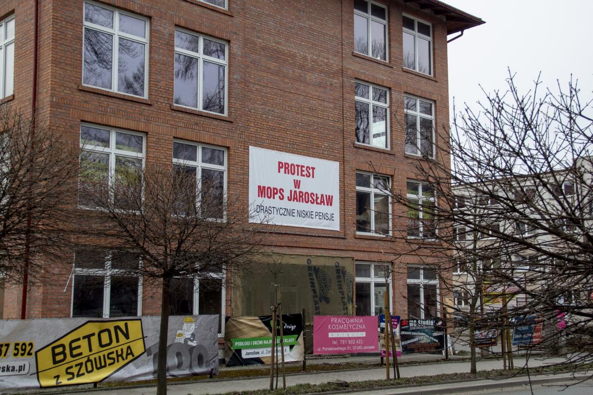 W Jarosławiu bannery wskazujące na trudną sytuację w MOPS wiszą od dawna.<br/>fot.Bartłomiej Pacek
