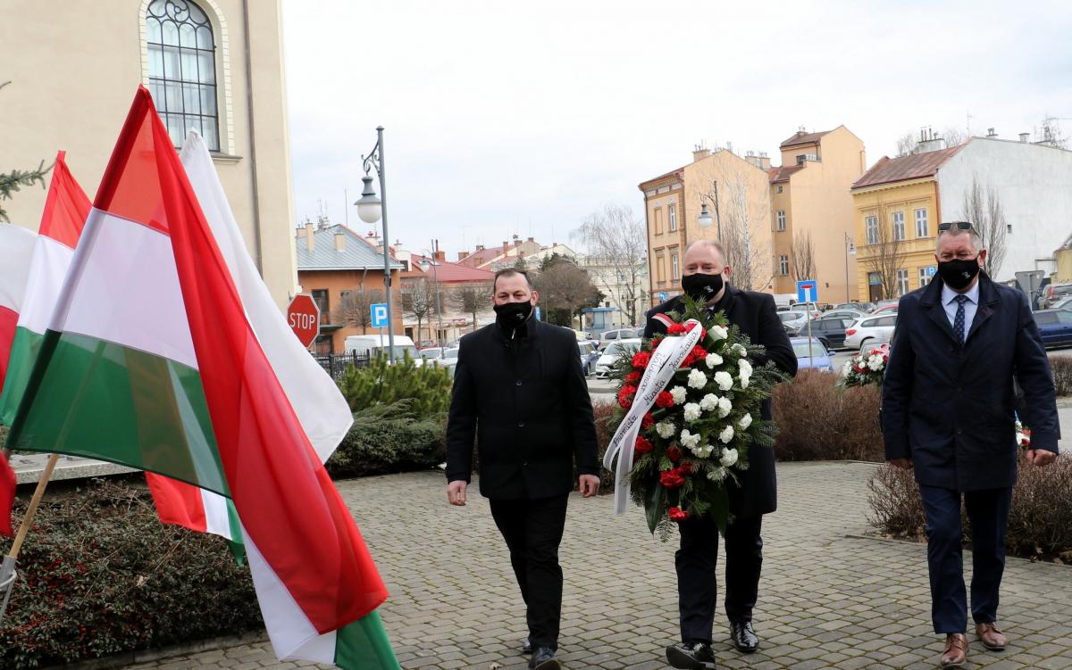 Burmistrz Waldemar Paluch, zastępca Wiesław Pirożek, sekretarz Krzysztof Strent z wiązanką kwiatów.<br/>fot.UM Jarosław