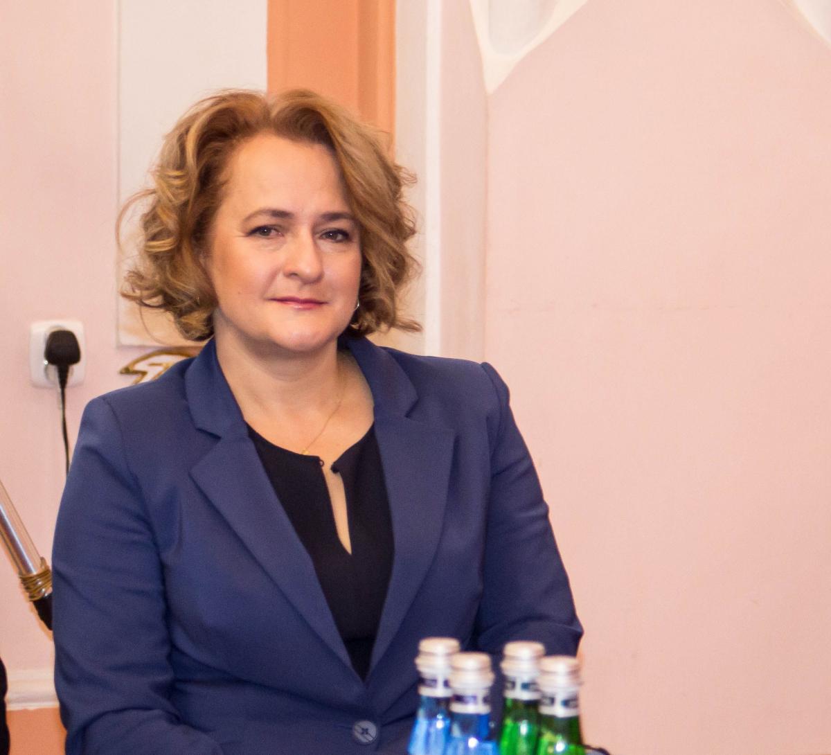Czy Magdalena Cisek-Skiba powinna brać udział w głosowaniu nad uchwałą, wiedząc, że w grupie osób, która skorzysta na jej postanowieniach, znajduje się jej mąż? Zadanie tego pytania to dla jednych wyraz walki o praworządność, dla drugich brutalny atak polityczny. <br/>fot.Bartłomiej Pacek