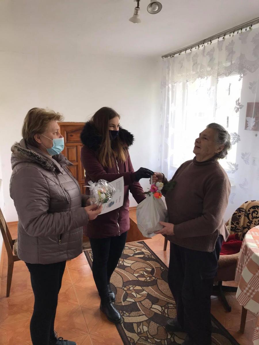 Pracownicy GOPS wraz z p.o. kierownika GOPS Bernadetą Jakubiec rozwozili paczki i kwiatki, a przy okazji wielkanocne życzenia. <br/>fot.UG Tryńcza