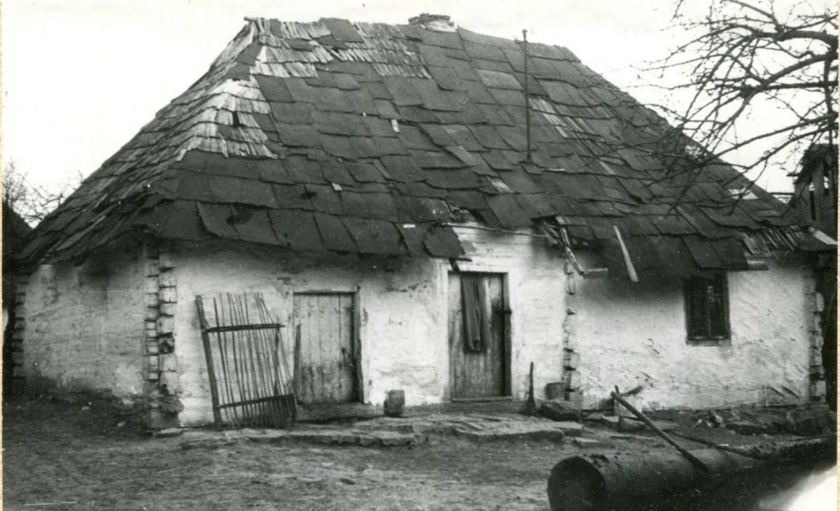 Archiwalne zdjęcie (z 1956 r.) przyrynkowego domu Franciszka Lindy, stolarza z Babic.<br/>fot.PWUOZ Przemyśl
