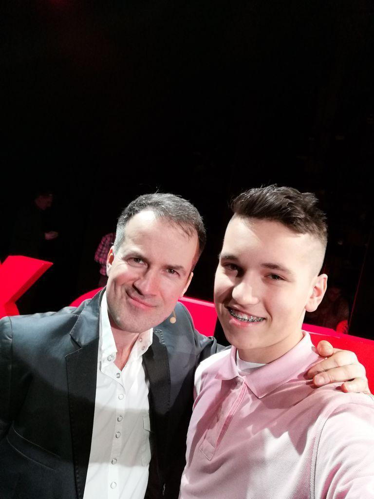 Patryk Wawrzyszko ze swoim mentorem Hubertem Wójcickim.<br/>fot. ZSDGiL  w Jarosławiu