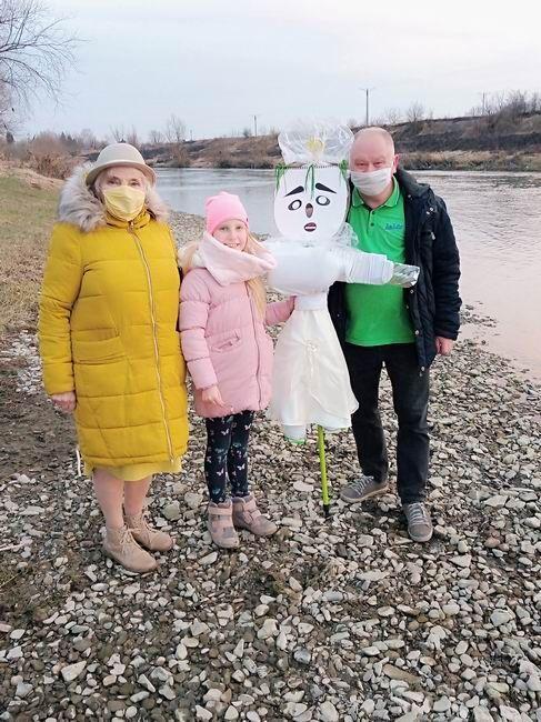 Pani Marysia z wnuczką Kalinką i ich wspólne dzieło. W symbolicznym topieniu marzanny wziął też udział wujek Zbyszek.<br/>fot.nasesłane do redakcji