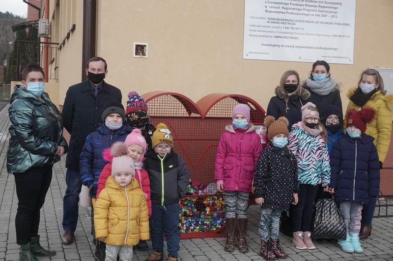 Symboliczne otwarcie nakrętkowej akcji, połączonej z zakupem i montażem pojemnika, z udziałem wójta gminy Krzywcza Wacława Pawłowskiego i dyrektor Szkoły Podstawowej w Babicach Małgorzaty Chruścickiej.<br/>fot.materiały organizatora