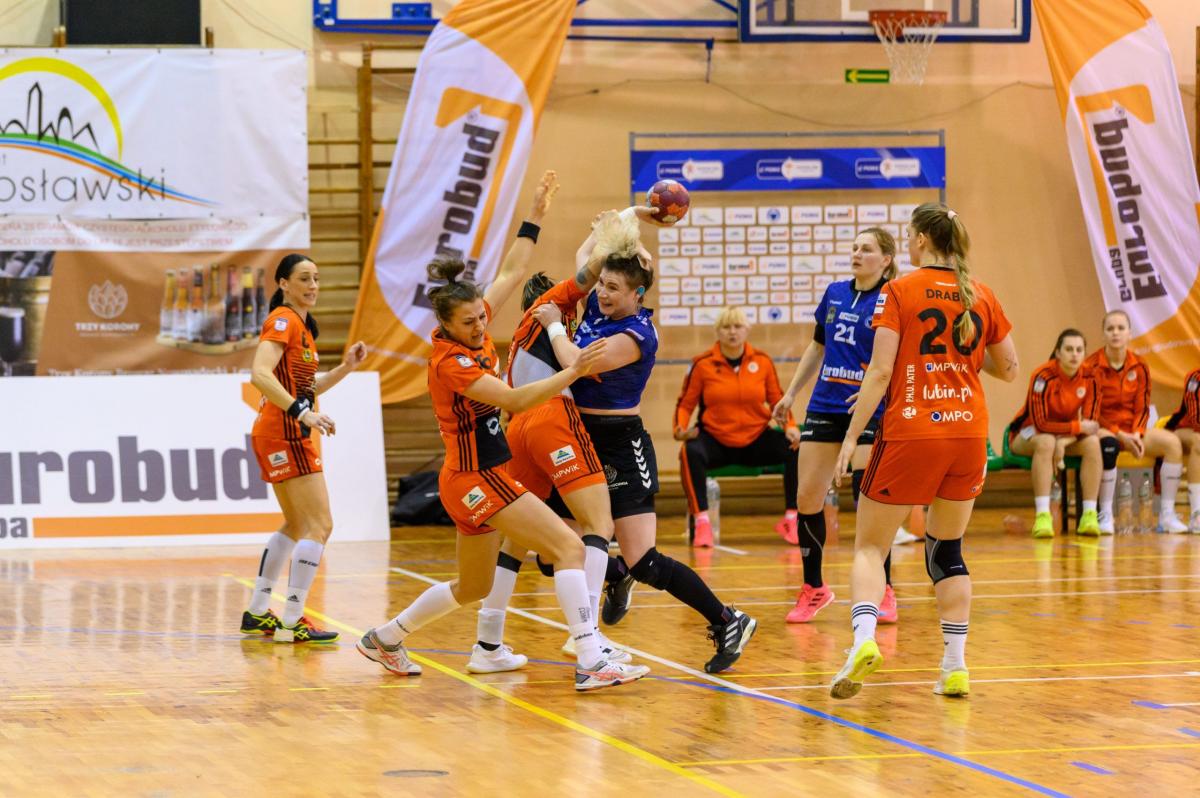 Lubinianki (pomarańczowe stroje) były lepsze w każdym elemencie szczypiorniackiego rzemiosła.<br/>fot.PGNiG Superliga Piłki Ręcznej Kobiet