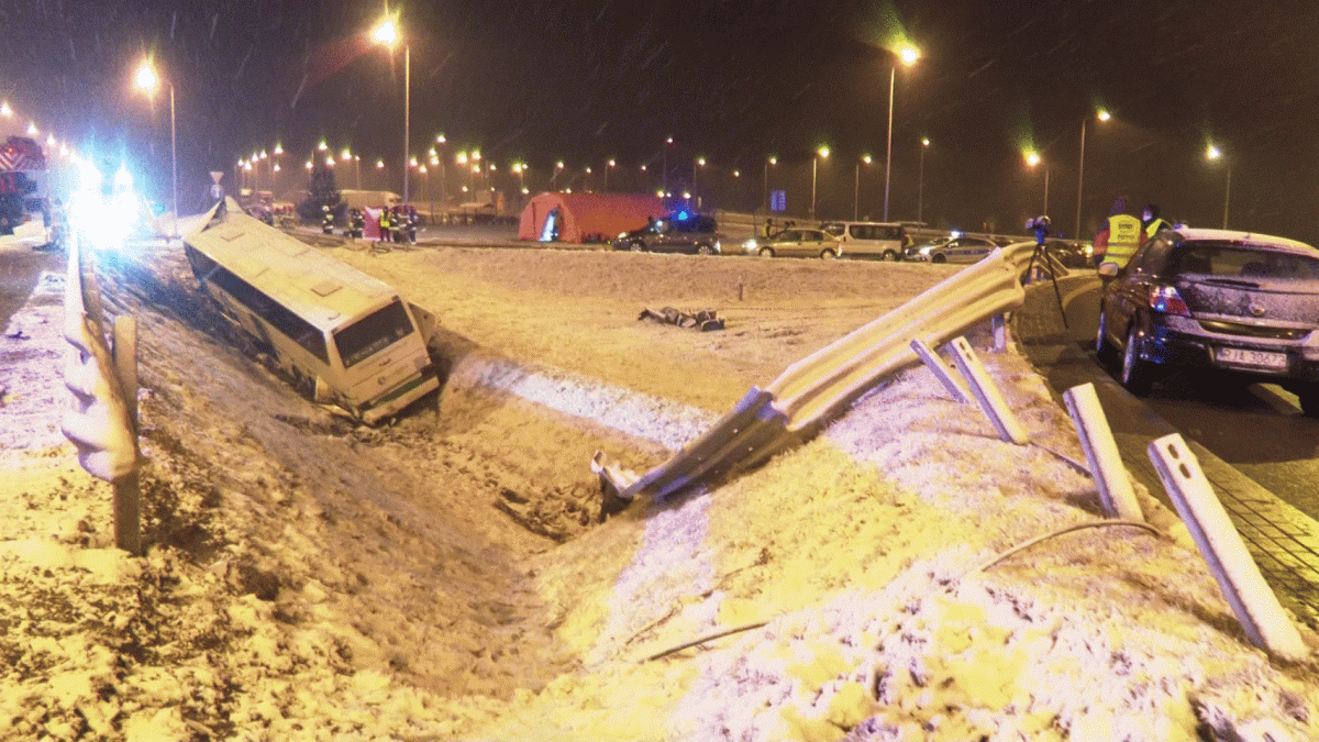 Autokar z 10 osobami na pokładzie uległ wypadkowi na wysokości zjazdu na MOP Kaszyce. Dokładnie w tym samym miejscu, w którym rozbił się inny ukraiński pojazd.<br/>fot.zbiory własne