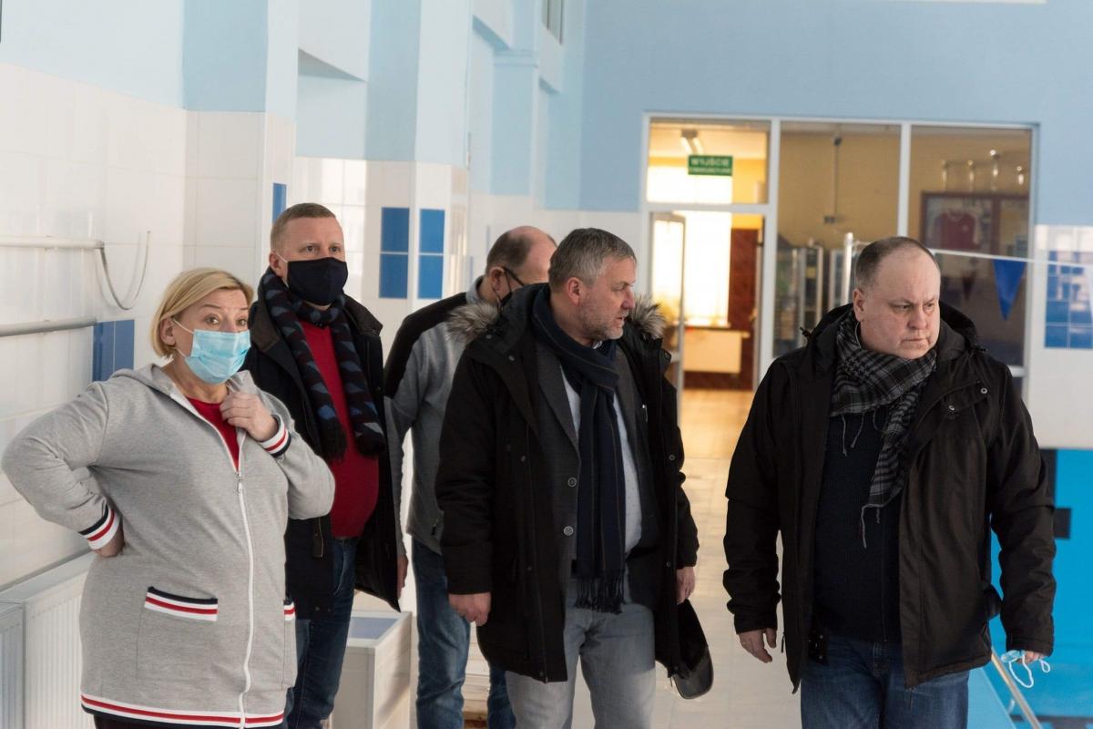 Odmianę pływalni monitorował burmistrz Leszek Kisiel.<br/>fot.UM Przemyśl  