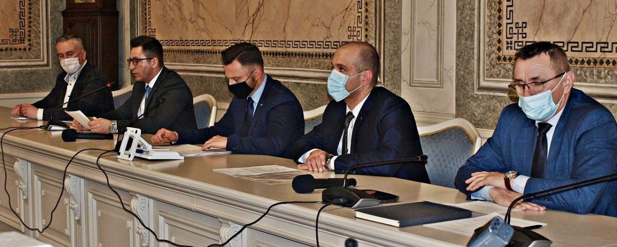 Podczas specjalnie zwołanej konferencji prasowej (22 marca br.) radnych opozycyjnych reprezentowali (od lewej): Bartłomiej Barczak, Dariusz Lasek, Robert Bal (wszyscy Regia Civitas), Maciej Kamiński (PiS) oraz Janusz Zapotocki (Nasz Przemyśl).<br/>fot.Mariusz Godos