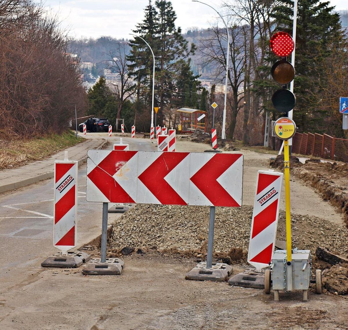 Obecnie najintensywniejsze prace na ulicy Bielskiego prowadzone są na popularnych serpentynach. W dwóch miejscach wprowadzony jest ruch sterowany tymczasową sygnalizacją świetlną.<br/>fot.Mariusz Godos