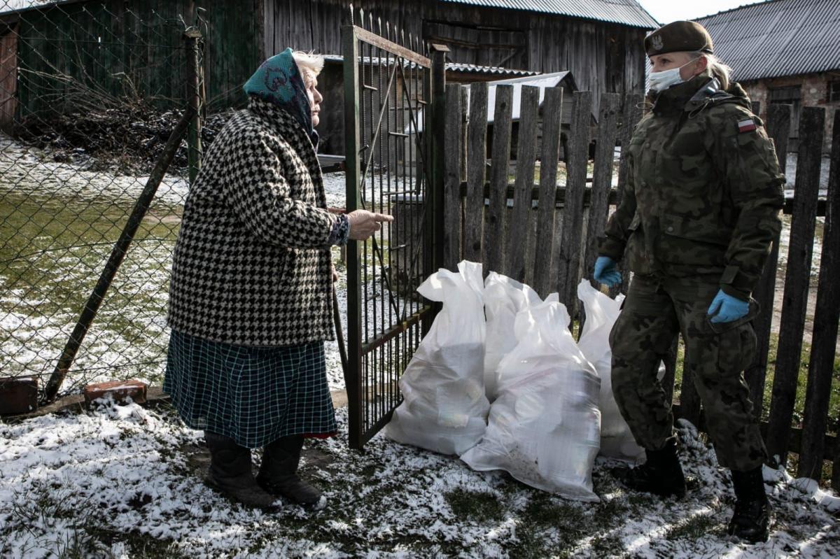 Żołnierze 3. PBOT angażowali się m.in. w bezpośrednie niesienie pomocy kombatantom i osobom z podziemia niepodległościowego, ludziom starszym oraz różnym instytucjom pozarządowym. <br/>fot.Paulina Lęcznar