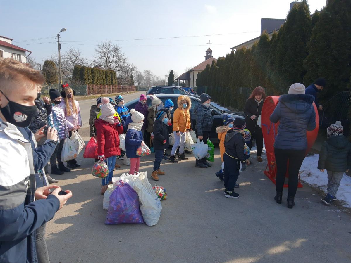 Społeczność Szkoły Podstawowej im. św. Jana Pawła II w Chałupkach nie zawiodła. Ustawiony przed placówką pojemnik szybko zapełnił się po brzegi.<br/>fot.materiały organizatora