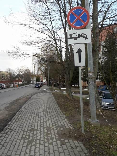 Postawiony na wysokości ulicy Dolińskiego 17 znak zakazu zatrzymywania się, obowiązujący do skrzyżowania z ulicą Grunwaldzką, jedni chwalą ze względu na bezpieczniejszy wyjazd z osiedla Warneńczyka, a innym spędza on sen z powiek, bo zmuszeni zostali do szukania innych miejsc parkingowych.<br/>fot.U