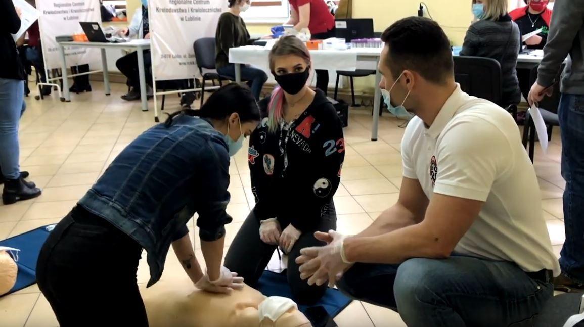 W ramach akcji chętni mogli wziąć udział w profesjonalnym szkoleniu z pierwszej pomocy w warunkach pandemii COVID-19, przygotowanym przez Baltic Rescue Team i Mieszka Szymeczko – pochodzącego w Horyńcu-Zdroju ratownika wodnego, który na to spotkanie dotarł specjalnie znad morza.<br/>fot.Baltic Rescu