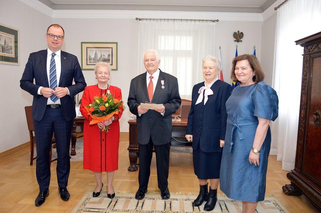 Stanisława i Roman Krutowie przysięgę małżeńską złożyli sobie 61 lat temu. Zacnym jubilatom na spotkaniu z prezydentem miasta i kierownik USC Urszulą Golec towarzyszyła przyjaciółka Anna Hayder.<br/>fot.UM Przemyśl  