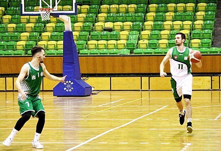 Wychowanek trenera Krzysztofa Młota z UKS Gimbasket 2 Przemyśl Wiktor Majka (z prawej) zdobył w meczu z wiceliderem tabeli 22 punkty.<br/>fot.Kacper Loc