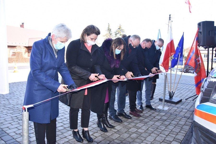 Otwarcie stacji pogotowia ratunkowego w Sieniawie to ważne wydarzenie dla lokalnej społeczności – nie wydaje się jednak, żeby na sporze o sprawstwo tego „sukcesu” ktokolwiek skorzystał. <br/>fot.UMiG Sieniawa