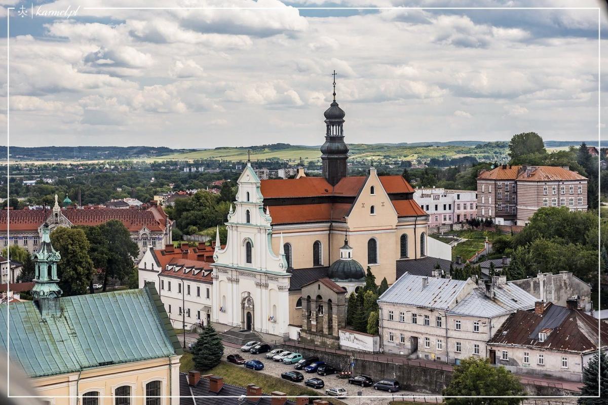Do kościoła Karmelitów Bosych do końca października wrócą witraże.	

<br/>fot.www.przemysl.karmel.pl