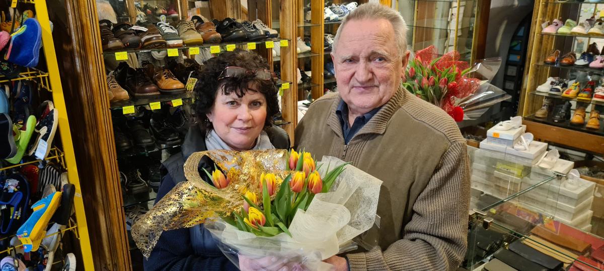 Pani Ania Chodań przepracowała w sklepie obuwniczym na przemyskich podcieniach 44 lata. Na zdjęciu z właścicielem sklepu Bolesławem Ekiertem.     