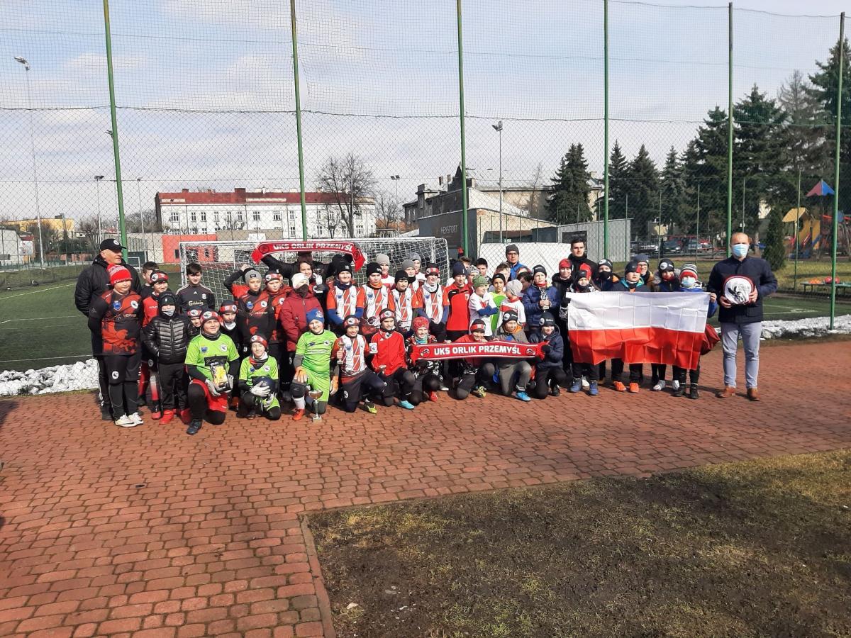 Uczestnicy turnieju na wspólnym zdjęciu.<br/>fot.ze zbiorów własnych