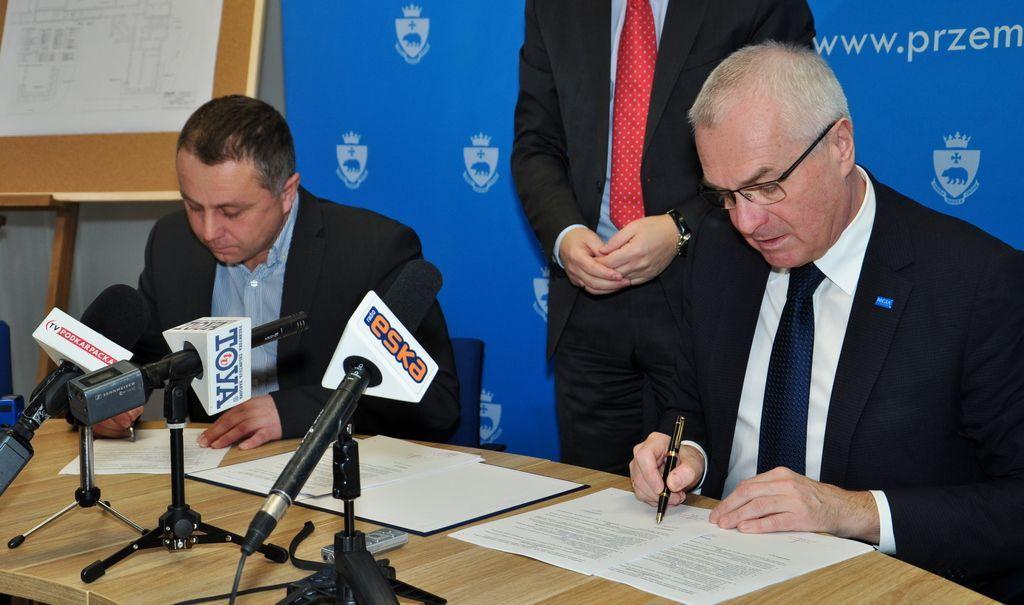 Wykonawca Centrum Rozwoju Badmintona przy I Liceum Ogólnokształcącym im. Juliusza Słowackiego w Przemyślu zbyt późno przedłożył „Gwarancję należytego wykonania kontraktu”. Kosztowało go to stratę ponad 181 tys. zł. Umowę na budowę obiektu podpisał jeszcze za kadencji prezydenta Roberta Chomy (z praw