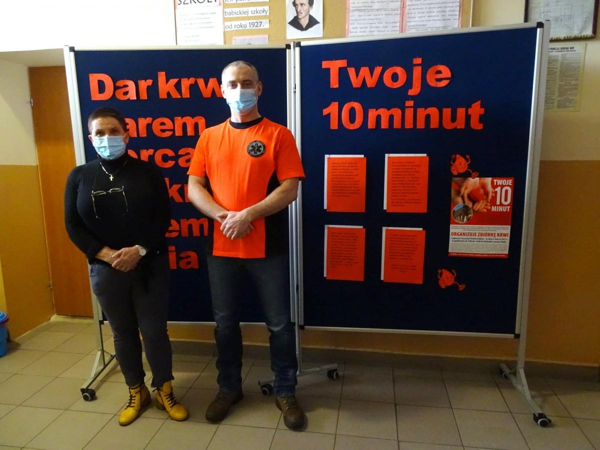 Na zdjęciu dyrektor SP w Babicach Małgorzata Chruścicka, osoba o wielkim sercu, zawsze przychylna tego typu akcjom i szef Wojewódzkiej Stacji Pogotowia Ratunkowego w Przemyślu Rafał Kijanka.<br/>fot.materiały organizatora