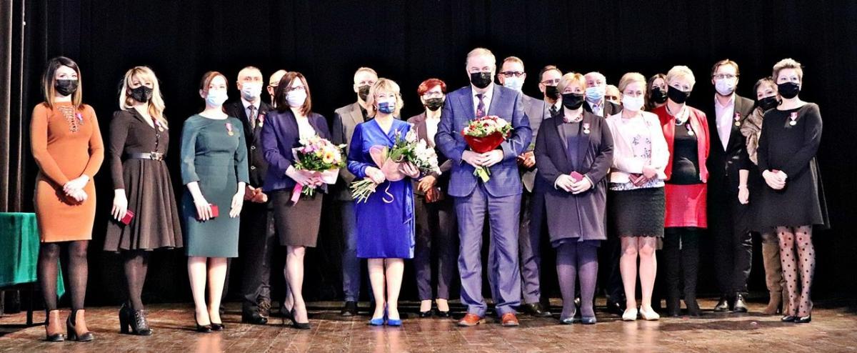 Z rąk wicemarszałka województwa podkarpackiego Piotra Pilcha Odznakę Honorową „Zasłużony dla Kultury Polskiej” odebrała dyrektor instytucji Renata Nowakowska.<br/>fot.PCKiN Zamek