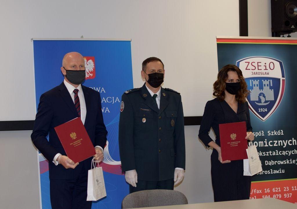 Do parafowania porozumienia doszło 11 marca br. w I LO w Przemyślu. W imieniu Izby Administracji Skarbowej w Rzeszowie umowę podpisał dyrektor tej instytucji mł. insp. Grzegorz Skowronek (w środku), w imieniu wspomnianych placówek – dyrektor I LO w Przemyślu Tomasz Dziumak oraz dyrektor ZSO w Jarosł
