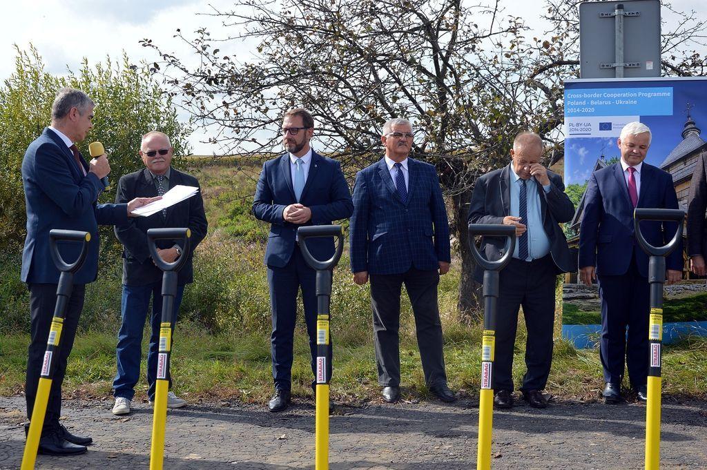 Drogę dojazdową do przejścia granicznego w Malhowicach wykonała firma Strabag sp. z o.o. z Pruszkowa. Podczas symbolicznego wbicia pierwszej łopaty obecnych było wielu oficjeli.<br/>fot.UM Przemyśl  