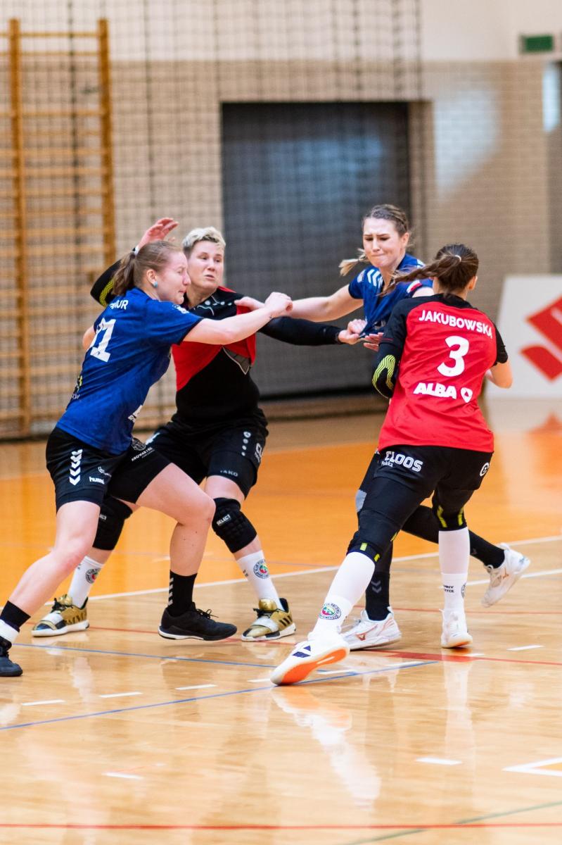 Przez 50 minut jarosławskie piłkarki ręczne (niebieskie koszulki) nie ustępowały wiceliderowi ani na krok.<br/>fot.PGNiG Superliga Piłki Ręcznej Kobiet