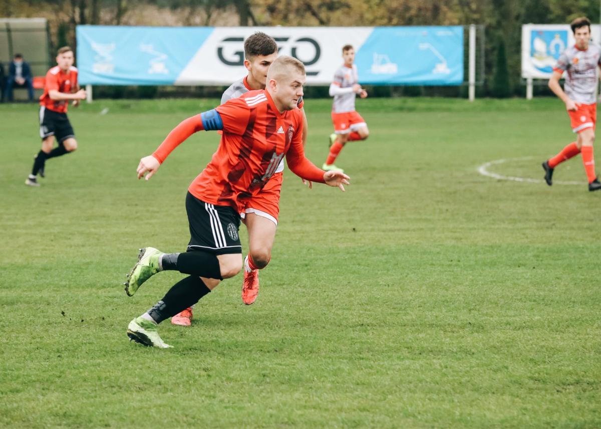 Krzysztof Pietluch (czerwona koszulka) zdobył pierwszą bramkę dla Wólczanki Stal Systems, a swoją 15. w sezonie, w spotkaniu z Orlętami Radzyń Podlaski.<br/>fot.Natalia Styś