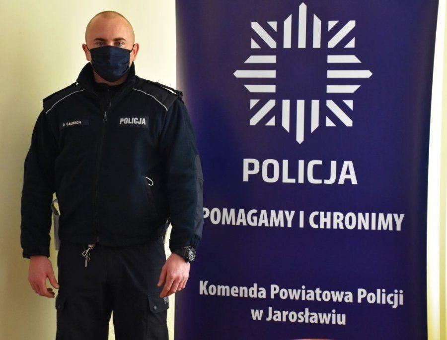 Zdecydowana reakcja jarosławskiego policjanta st. post. Dariusza Salwacha, który przebywał na urlopie, przyczyniła się do wyeliminowania z ruchu nietrzeźwego kierującego.<br/>fot.KPP Jarosław