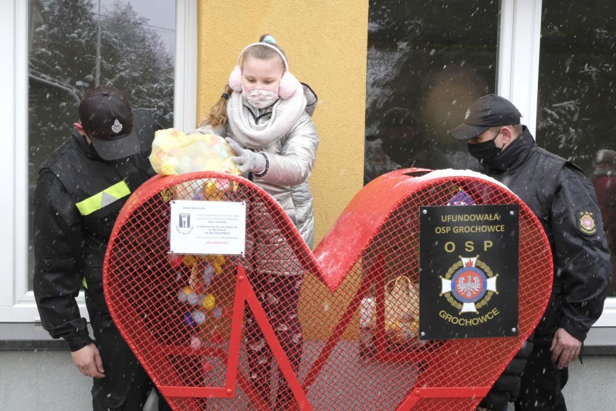 Dzieci kolejno wrzucały nakrętki do czerwonego serduszka.<br/>fot.Jacek Szwic
